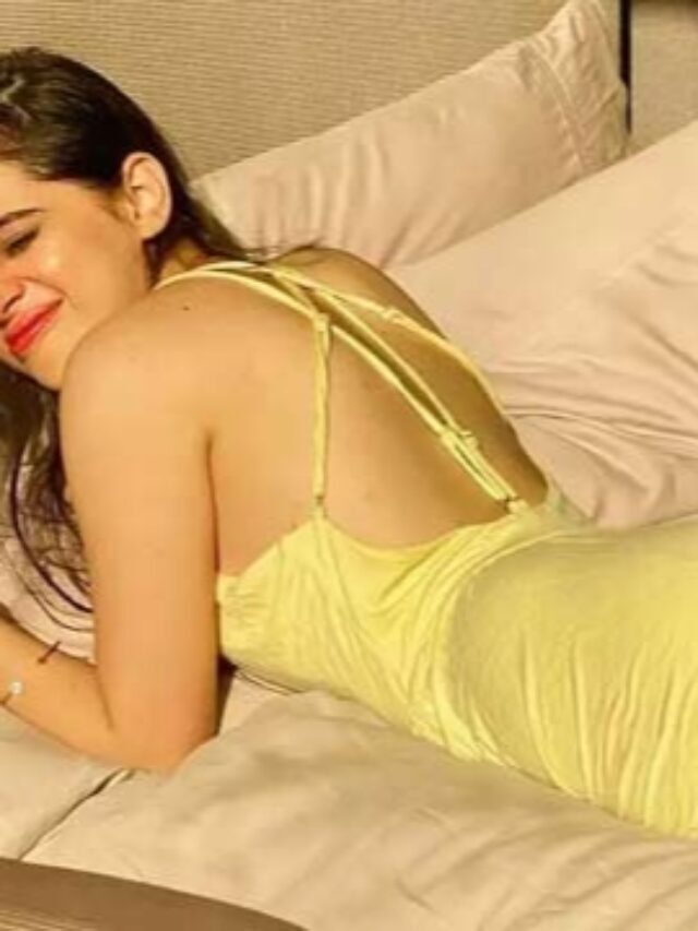 BED PHOTOS URFI JAVED – LATEST INSTAGRAM POSTS, FANS COMMENT BED PE GIRI URFI..